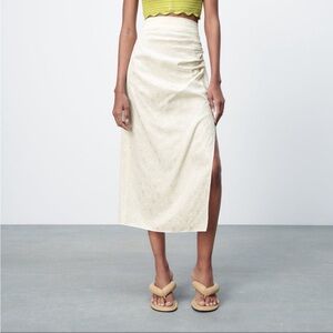 NWOT Zara jacquard pencil skirt. Embroidered floral with side slit - Medium
